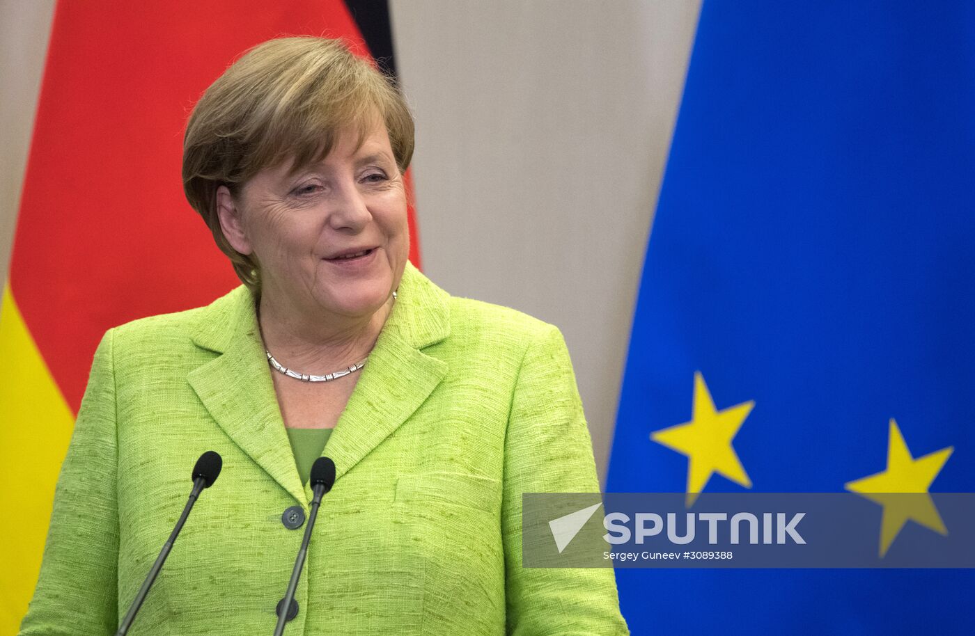 Vladimir Putin holds talks with Angela Merkel