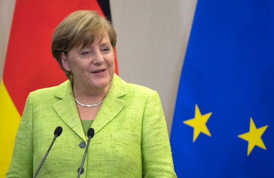 Vladimir Putin holds talks with Angela Merkel