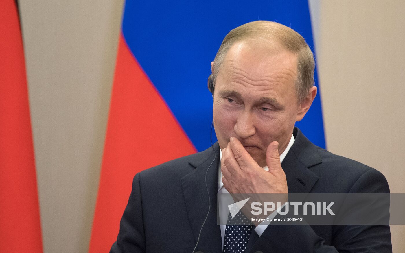 Vladimir Putin holds talks with Angela Merkel