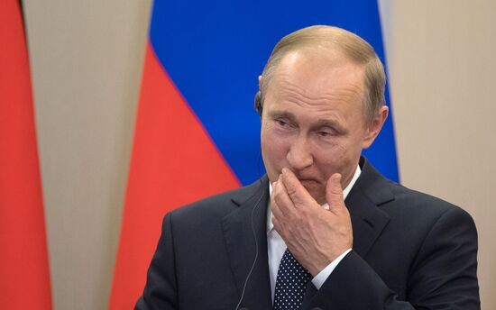 Vladimir Putin holds talks with Angela Merkel