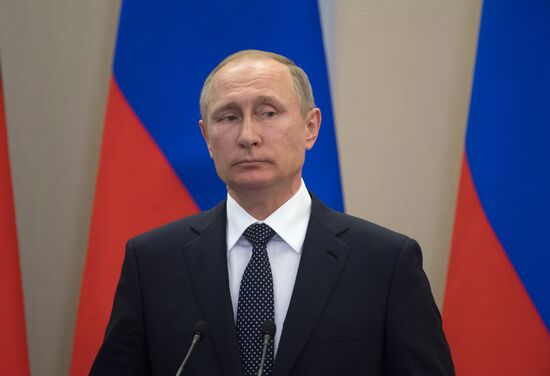 Vladimir Putin holds talks with Angela Merkel