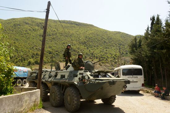 Servicemen of Russian Center for Reconciliation of the Warring Parties in Syriadeliver humanitarian aid to Syrian village of Joubet Burghal
