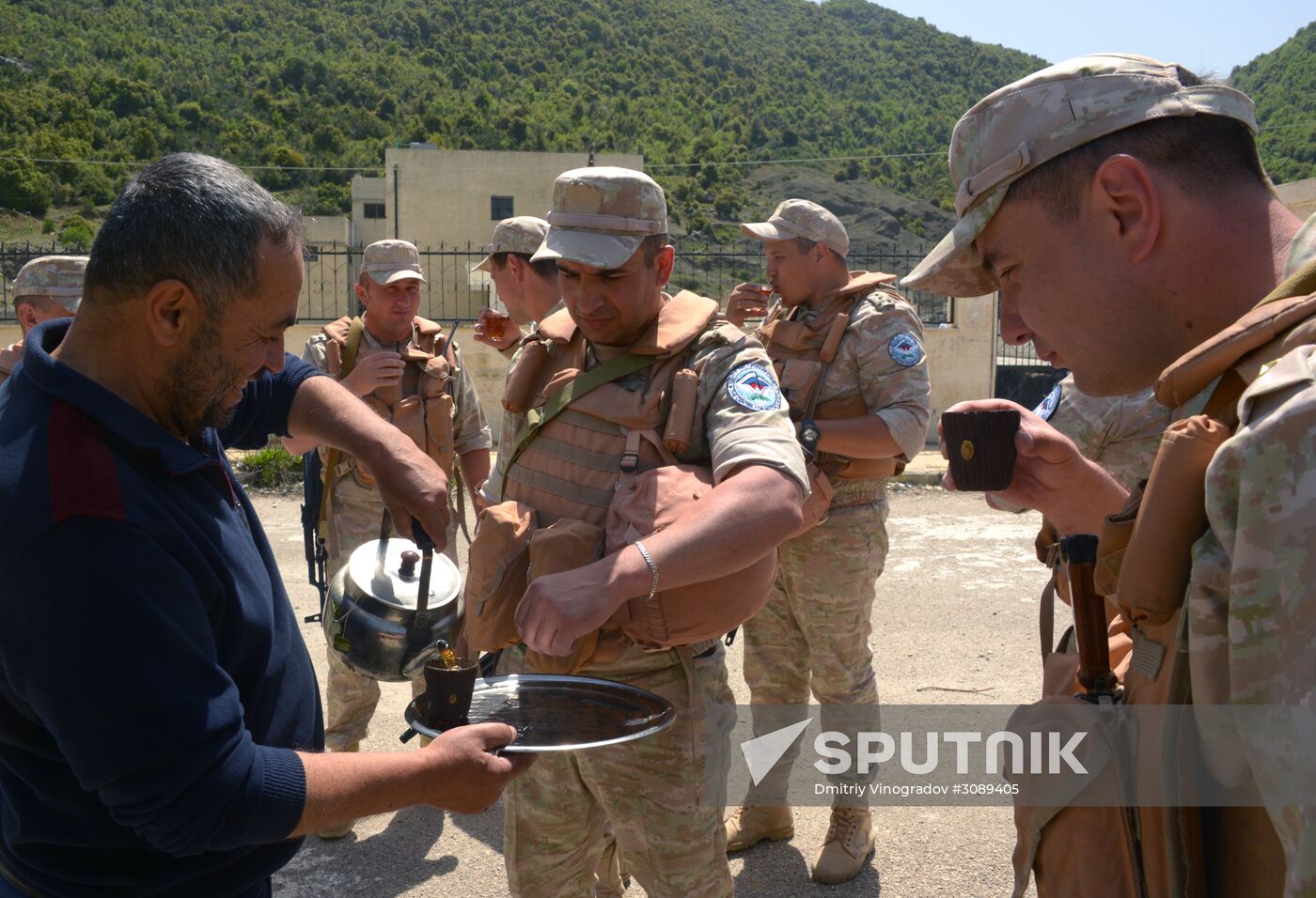 Servicemen of Russian center for reconciliation of the warring parties in Syria deliver humanitarian aid to Syrian village of Joubet Burghal