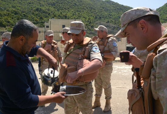Servicemen of Russian center for reconciliation of the warring parties in Syria deliver humanitarian aid to Syrian village of Joubet Burghal