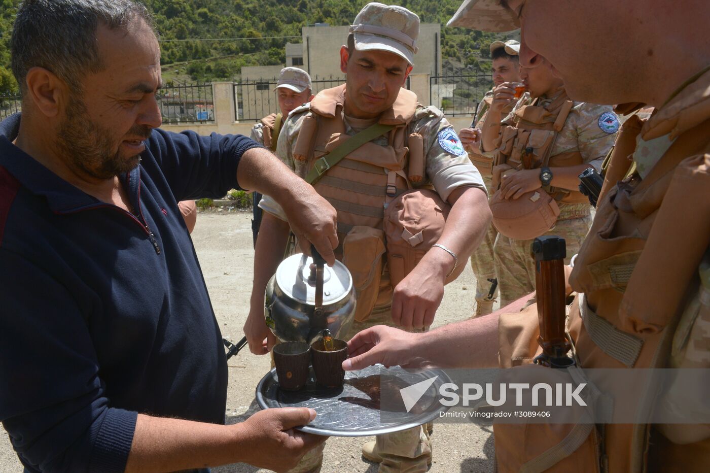 Servicemen of Russian center for reconciliation of the warring parties in Syria deliver humanitarian aid to Syrian village of Joubet Burghal
