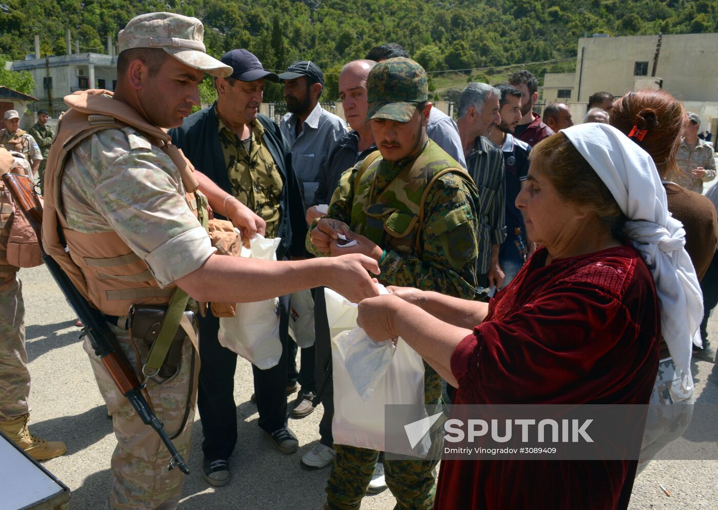 Servicemen of Russian Center for Reconciliation of the Warring Parties in Syriadeliver humanitarian aid to Syrian village of Joubet Burghal