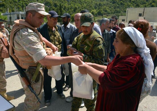 Servicemen of Russian Center for Reconciliation of the Warring Parties in Syriadeliver humanitarian aid to Syrian village of Joubet Burghal