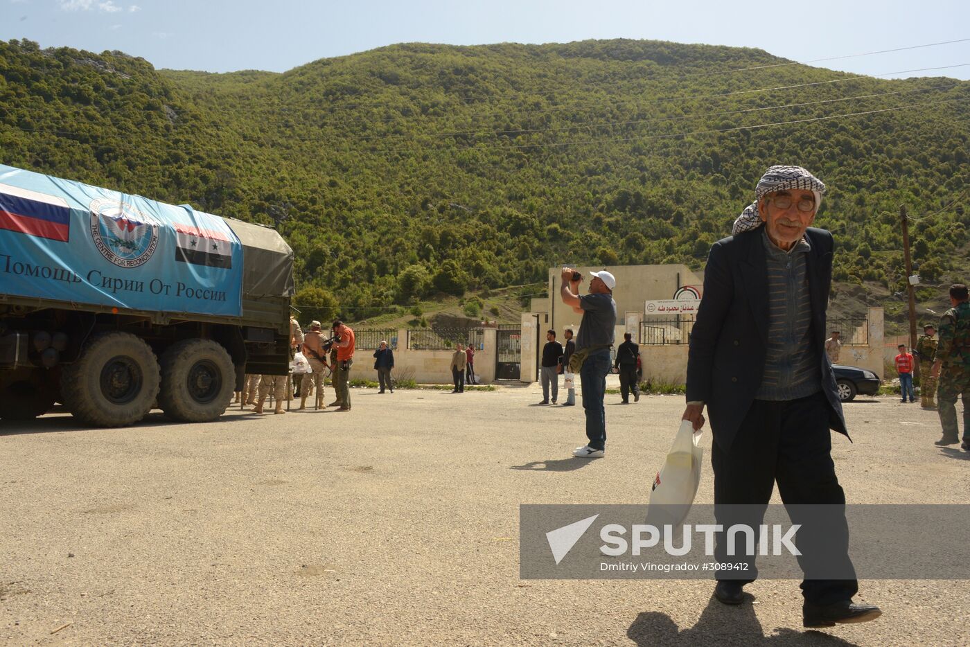 Servicemen of Russian Center for Reconciliation of the Warring Parties in Syriadeliver humanitarian aid to Syrian village of Joubet Burghal