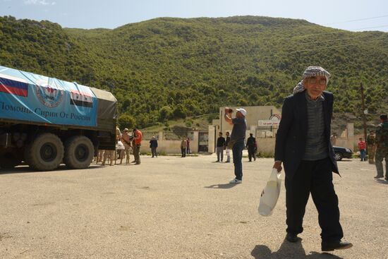 Servicemen of Russian Center for Reconciliation of the Warring Parties in Syriadeliver humanitarian aid to Syrian village of Joubet Burghal