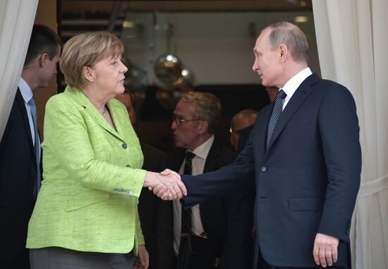 Vladimir Putin holds talks with Angela Merkel