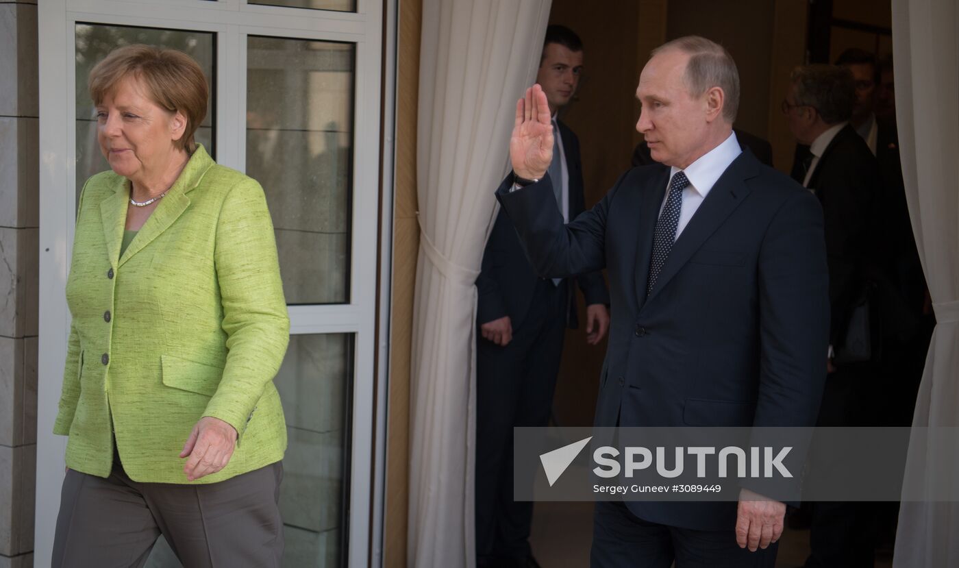 Vladimir Putin holds talks with Angela Merkel