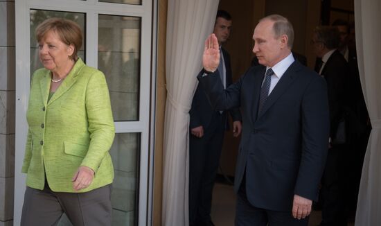 Vladimir Putin holds talks with Angela Merkel