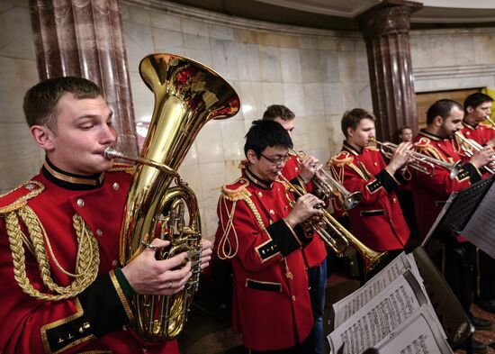 Live music performances in Moscow metro before Victory Day