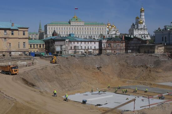 Multi-purpose compound facing the Kremlin is under construction