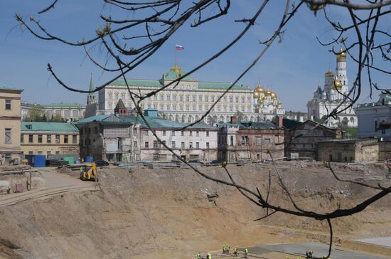 Multi-purpose compound facing the Kremlin is under construction