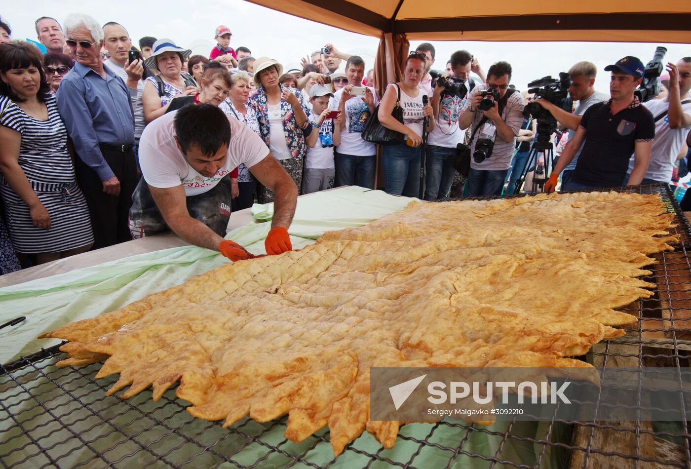 The world's largest Chebureki cooked in Crimea
