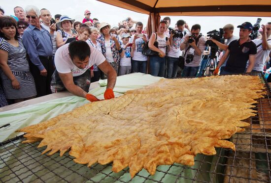 The world's largest Chebureki cooked in Crimea