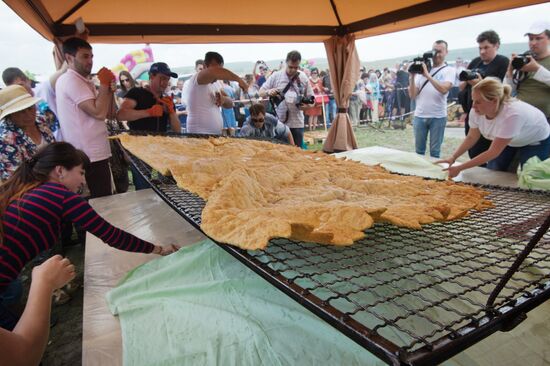 The world's largest Chebureki cooked in Crimea