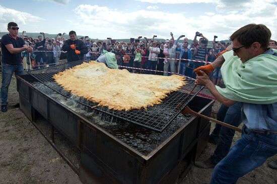The world's largest Chebureki cooked in Crimea