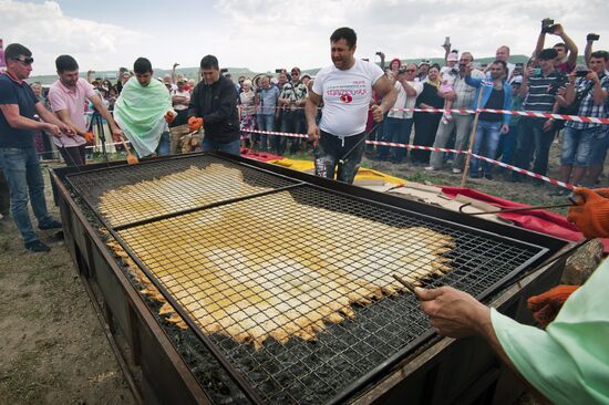 The world's largest Chebureki cooked in Crimea