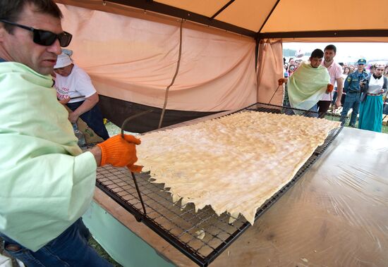 The world's largest Chebureki cooked in Crimea
