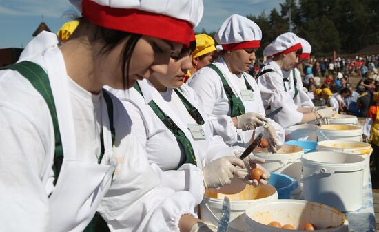 Biggest fried eggs dish in Russia is made in Belgorod Region