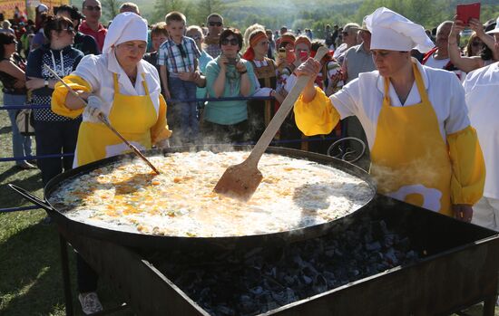 Biggest fried eggs dish in Russia is made in Belgorod Region