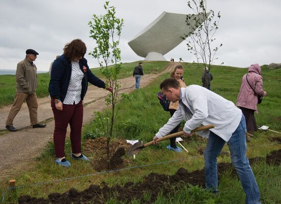 Breaking ground for Alley of Heroes in Crimea