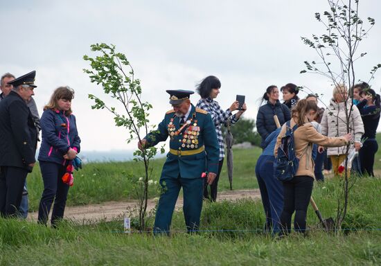 Breaking ground for Alley of Heroes in Crimea