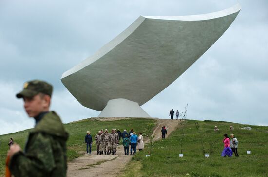 Breaking ground for Alley of Heroes in Crimea