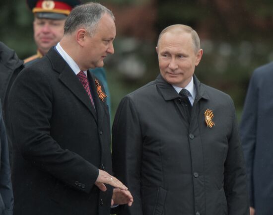 President Vladimir Putin, Prime Minister Medvedev lay flowers at the Tomb of the Unknown Soldier