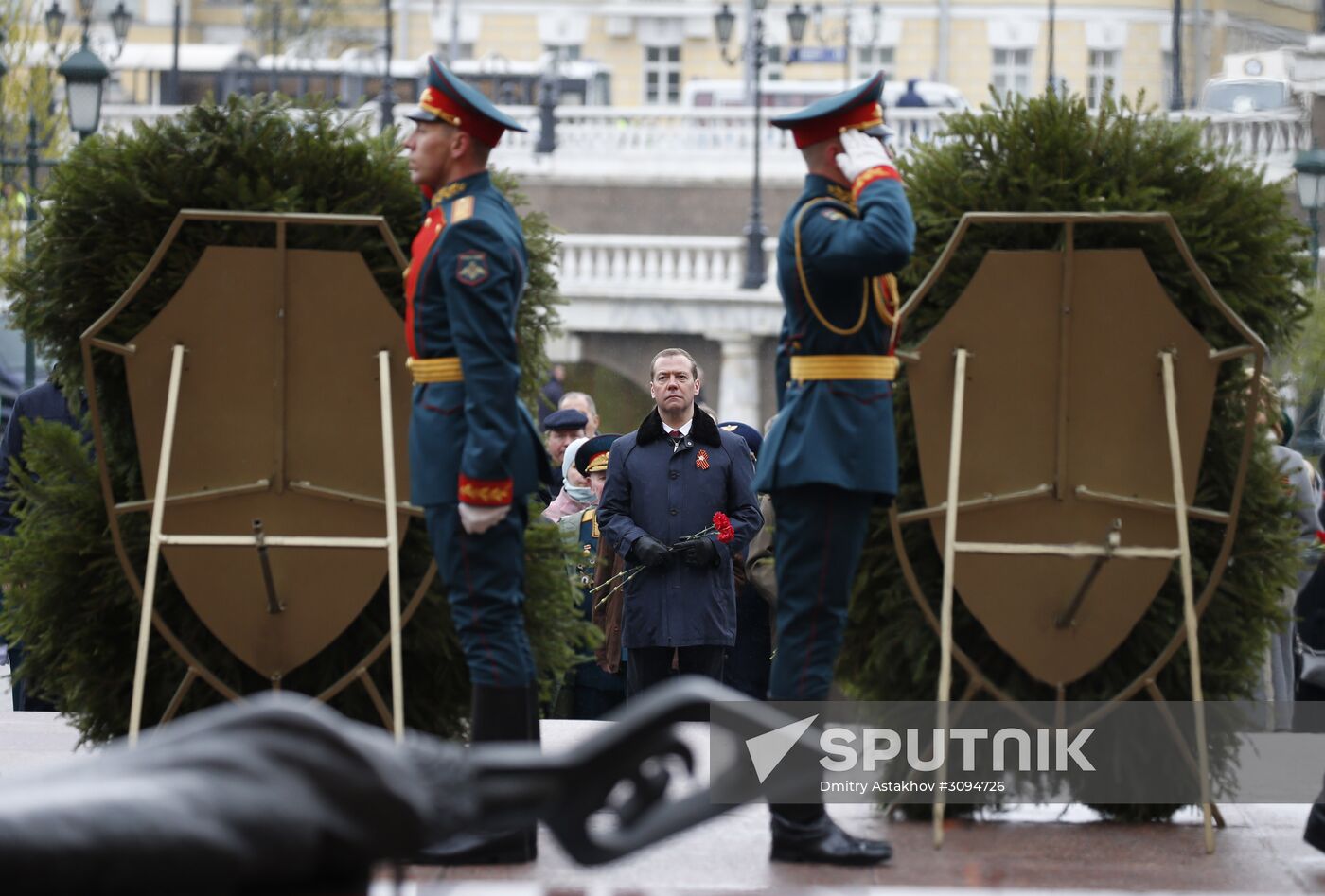 President Vladimir Putin, Prime Minister Medvedev lay wreath at the Tomb of the Unknown Soldier