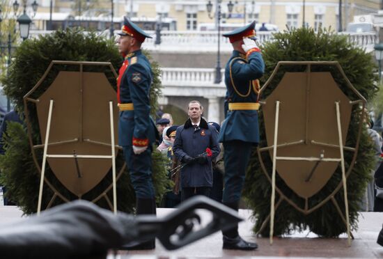 President Vladimir Putin, Prime Minister Medvedev lay wreath at the Tomb of the Unknown Soldier
