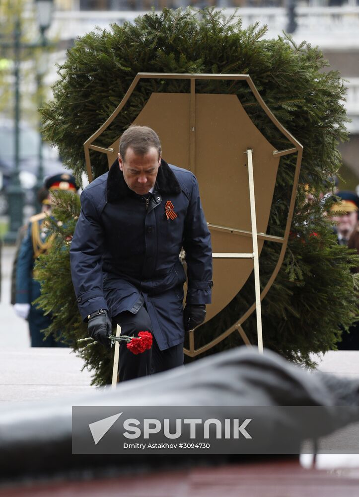 President Vladimir Putin, Prime Minister Medvedev lay wreath at the Tomb of the Unknown Soldier