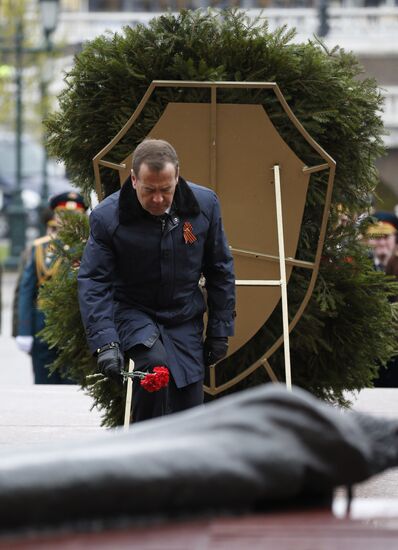 President Vladimir Putin, Prime Minister Medvedev lay wreath at the Tomb of the Unknown Soldier