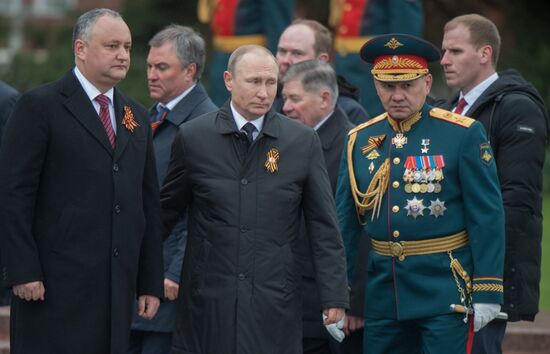 President Vladimir Putin, Prime Minister Medvedev lay flowers at the Tomb of the Unknown Soldier
