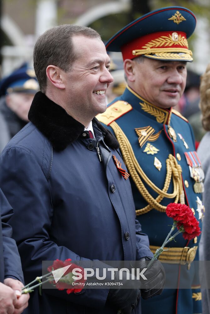 President Vladimir Putin, Prime Minister Medvedev lay wreath at the Tomb of the Unknown Soldier