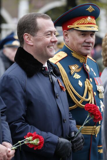 President Vladimir Putin, Prime Minister Medvedev lay wreath at the Tomb of the Unknown Soldier