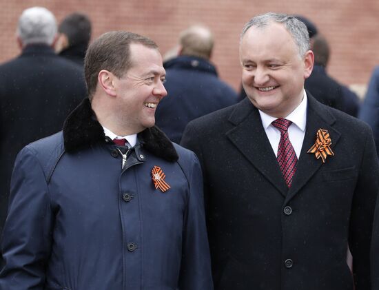 President Vladimir Putin, Prime Minister Medvedev lay wreath at the Tomb of the Unknown Soldier