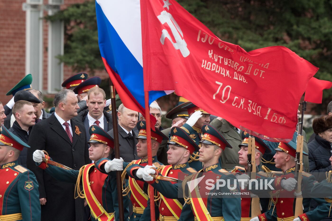 President Vladimir Putin, Prime Minister Medvedev lay flowers at the Tomb of the Unknown Soldier