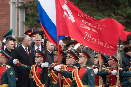 President Vladimir Putin, Prime Minister Medvedev lay flowers at the Tomb of the Unknown Soldier