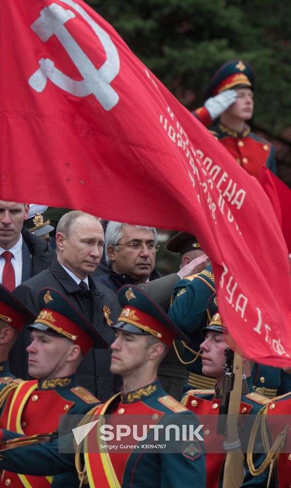 President Vladimir Putin, Prime Minister Medvedev lay flowers at the Tomb of the Unknown Soldier