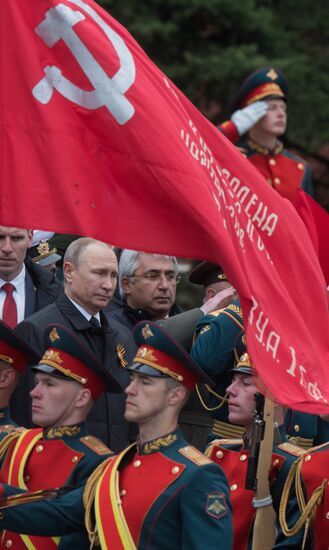 President Vladimir Putin, Prime Minister Medvedev lay flowers at the Tomb of the Unknown Soldier