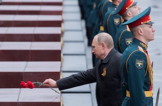 President Vladimir Putin, Prime Minister Medvedev lay wreath at the Tomb of the Unknown Soldier