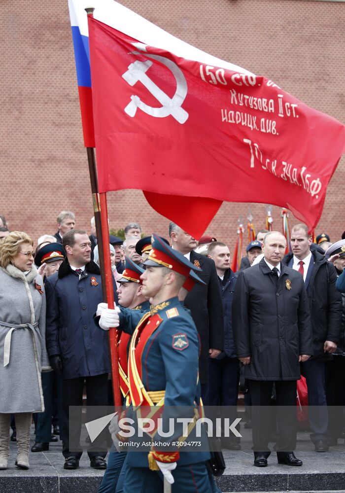 President Vladimir Putin, Prime Minister Medvedev lay wreath at the Tomb of the Unknown Soldier
