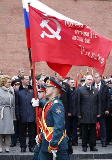 President Vladimir Putin, Prime Minister Medvedev lay wreath at the Tomb of the Unknown Soldier