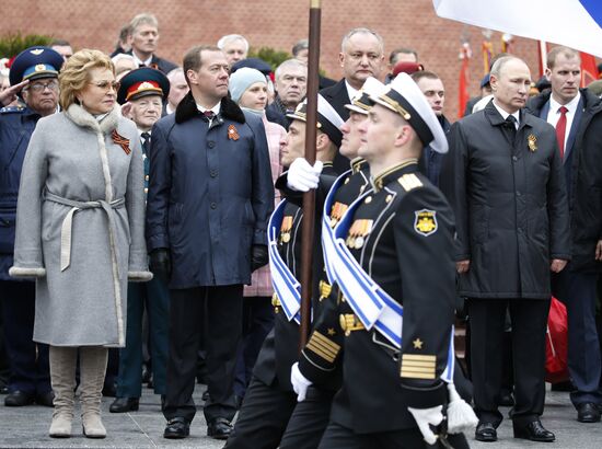 President Vladimir Putin, Prime Minister Medvedev lay wreath at the Tomb of the Unknown Soldier