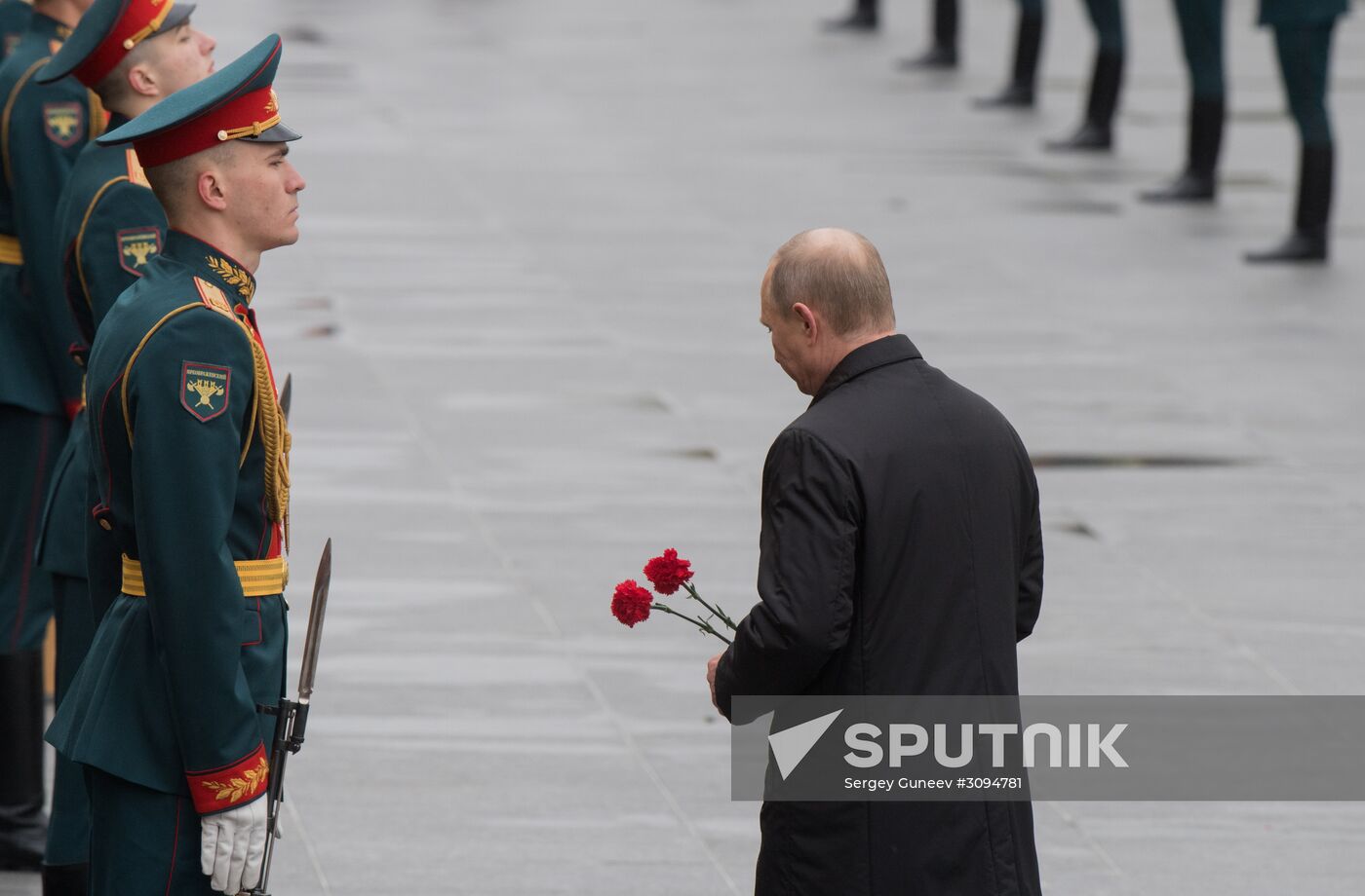 President Vladimir Putin, Prime Minister Medvedev lay flowers at the Tomb of the Unknown Soldier