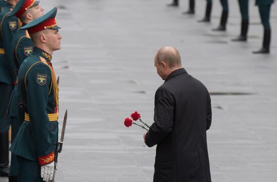 President Vladimir Putin, Prime Minister Medvedev lay flowers at the Tomb of the Unknown Soldier