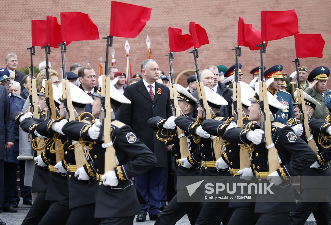 President Vladimir Putin, Prime Minister Medvedev lay flowers at the Tomb of the Unknown Soldier